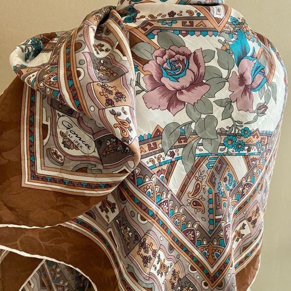 GONCA silk scarf, large vintage square shawl. - Picture 7 of 10